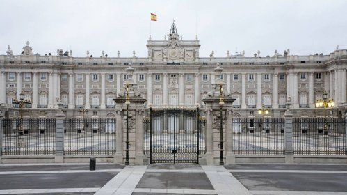 el palacio real de madrid de las lujosas capillas publicas al bombardeo frustrado de un hermano de franco
